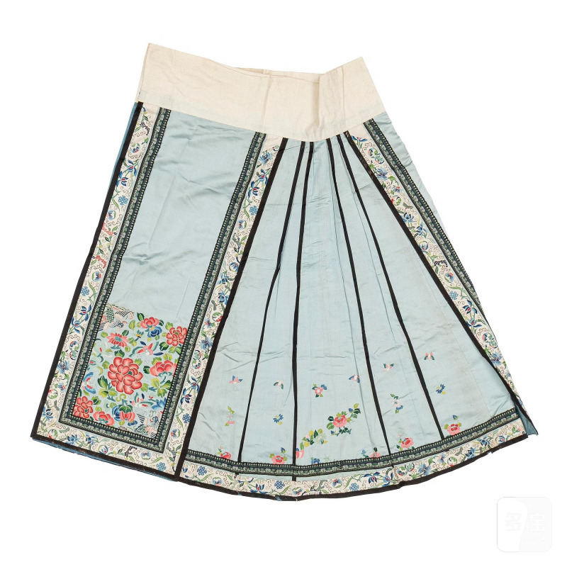 A pale blue embroidered silk skirt, - 图1